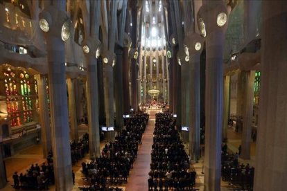 Vista de la basílica de la Sagrada Familia de Barcelona durante el funeral institucional en homenaje a las 150 víctimas del avión de Germanwings que se estrelló en los Alpes EFE / TONI ALBIR