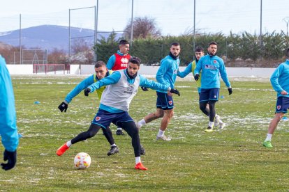 El CD Numancia prepara el choque ante la SD Amorebieta. MARIO TEJEDOR (16)