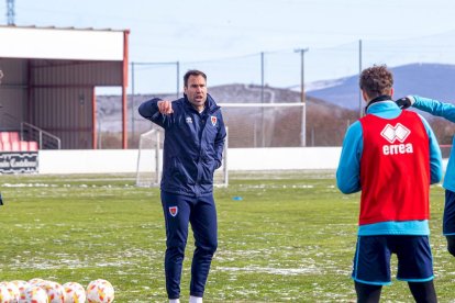 El CD Numancia prepara el choque ante la SD Amorebieta. MARIO TEJEDOR (3)