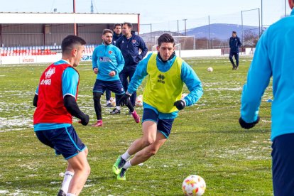 El CD Numancia prepara el choque ante la SD Amorebieta. MARIO TEJEDOR (6)