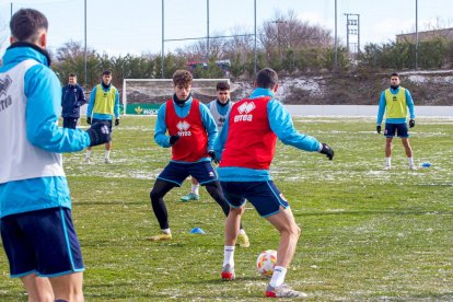 El CD Numancia prepara el choque ante la SD Amorebieta. MARIO TEJEDOR (8)