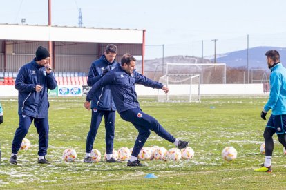El CD Numancia prepara el choque ante la SD Amorebieta. MARIO TEJEDOR (9)
