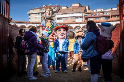 Disfraces infantiles con los gigantes y cabezudos.-G. MONTESEGURO