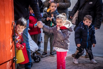 Disfraces infantiles con los gigantes y cabezudos.-G. MONTESEGURO