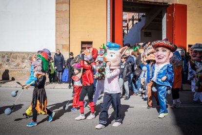 Disfraces infantiles con los gigantes y cabezudos.-G. MONTESEGURO