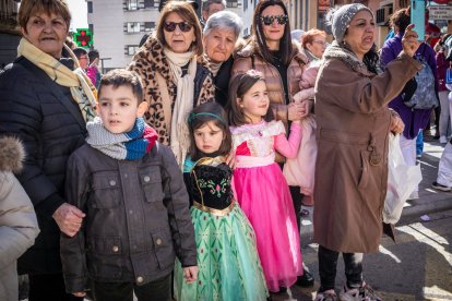 Disfraces infantiles con los gigantes y cabezudos.-G. MONTESEGURO