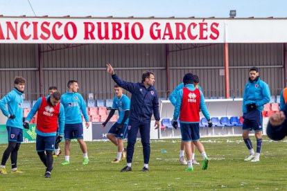 El CD Numancia prepara el choque ante la SD Amorebieta. MARIO TEJEDOR (24)