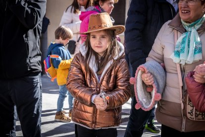Disfraces infantiles con los gigantes y cabezudos.-G. MONTESEGURO