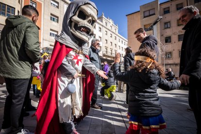 Disfraces infantiles con los gigantes y cabezudos.-G. MONTESEGURO