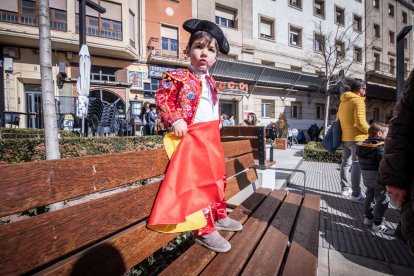 Disfraces infantiles con los gigantes y cabezudos.-G. MONTESEGURO