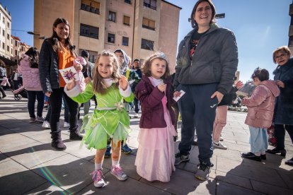 Disfraces infantiles con los gigantes y cabezudos.-G. MONTESEGURO3