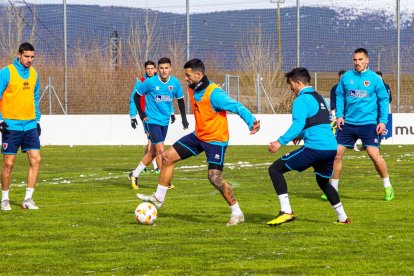 El CD Numancia prepara el choque ante la SD Amorebieta. MARIO TEJEDOR (33)