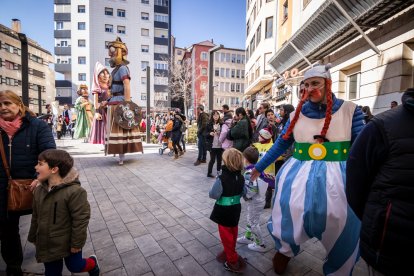 Disfraces infantiles con los gigantes y cabezudos.-G. MONTESEGURO