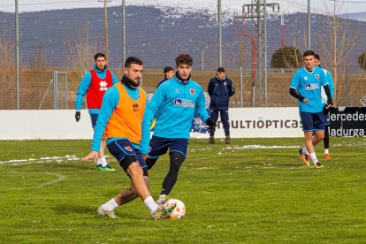 El CD Numancia prepara el choque ante la SD Amorebieta. MARIO TEJEDOR (34)