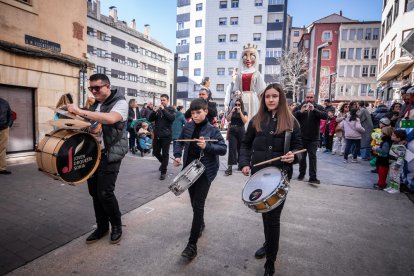 Disfraces infantiles con los gigantes y cabezudos.-G. MONTESEGURO