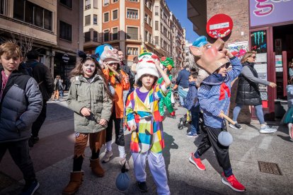 Disfraces infantiles con los gigantes y cabezudos.-G. MONTESEGURO