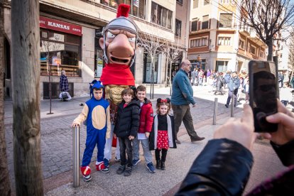Disfraces infantiles con los gigantes y cabezudos.-G. MONTESEGURO