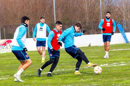 El CD Numancia prepara el choque ante la SD Amorebieta. MARIO TEJEDOR (37)