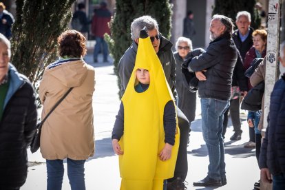 Disfraces infantiles con los gigantes y cabezudos.-G. MONTESEGURO