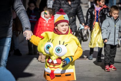 Disfraces infantiles con los gigantes y cabezudos.-G. MONTESEGURO
