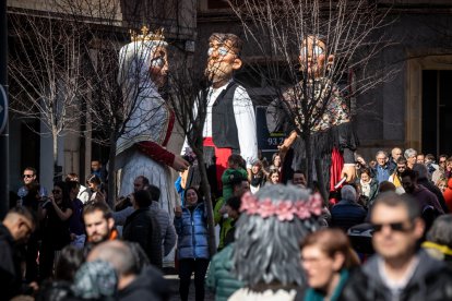 Disfraces infantiles con los gigantes y cabezudos.-G. MONTESEGURO