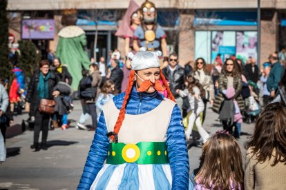 Disfraces infantiles con los gigantes y cabezudos.-G. MONTESEGURO