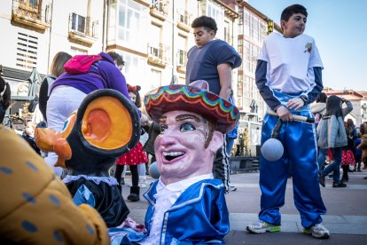 Disfraces infantiles con los gigantes y cabezudos.-G. MONTESEGURO