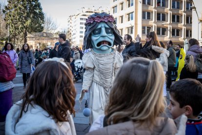Disfraces infantiles con los gigantes y cabezudos.-G. MONTESEGURO