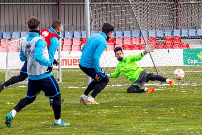 El CD Numancia prepara el choque ante la SD Amorebieta. MARIO TEJEDOR (45)