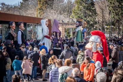 Disfraces infantiles con los gigantes y cabezudos.-G. MONTESEGURO