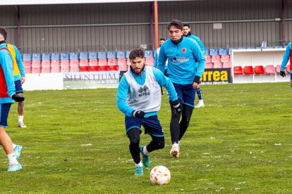El CD Numancia prepara el choque ante la SD Amorebieta. MARIO TEJEDOR (49)