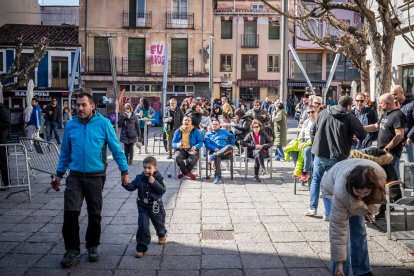 Disfraces infantiles con los gigantes y cabezudos.-G. MONTESEGURO
