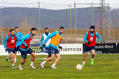 El CD Numancia prepara el choque ante la SD Amorebieta. MARIO TEJEDOR (51)