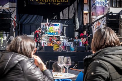 Disfraces infantiles con los gigantes y cabezudos.-G. MONTESEGURO