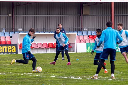 El CD Numancia prepara el choque ante la SD Amorebieta. MARIO TEJEDOR (61)