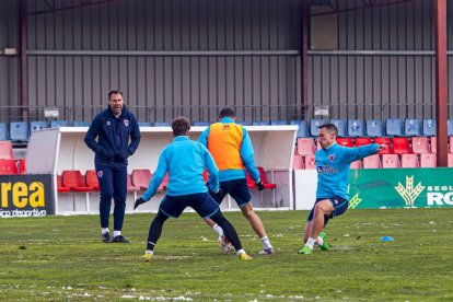 El CD Numancia prepara el choque ante la SD Amorebieta. MARIO TEJEDOR (65)