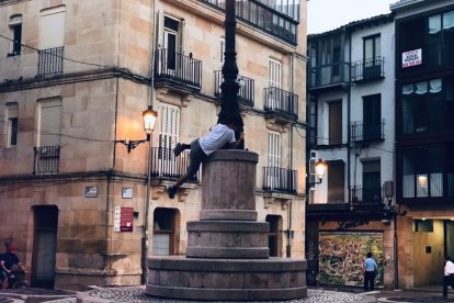 «Escalando farolas». Ánder González Antona