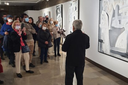 Vicente Molina Pacheco inaugurando la exposición en Madrid