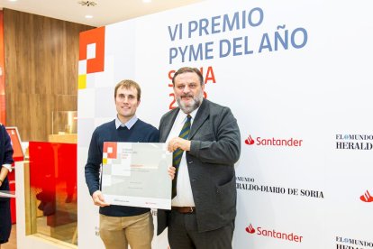 Jorge Celorrio, representante de Cemichamp, recibe el premio de Internacionalización de manos de José Luis Ruiz Zapatero. MARIO TEJEDOR