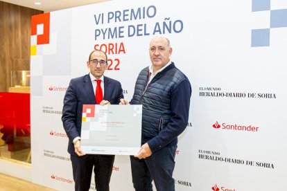 Javier Jiménez, de De Pedro y Molinero, recibe el premio de Formación y Empleo, entregado por Javier Martín, director del Santander en Castilla y León. MARIO TEJEDOR