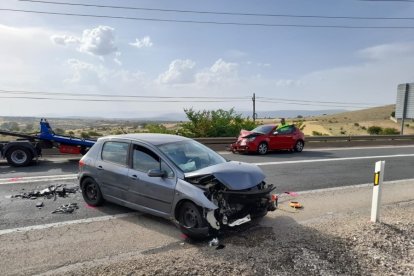 Estado en el que quedó uno de los vehículos siniestrados con el otro al fondo. MARIO TEJEDOR