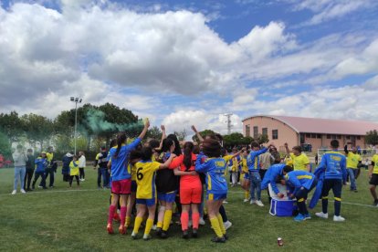El CD San Esteban de alza con la Copa Diputación femenina de Soria tras imponerse al San José B en los penaltis. ANA HERNANDO