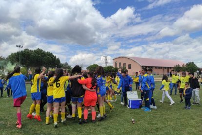 El CD San Esteban de alza con la Copa Diputación femenina de Soria tras imponerse al San José B en los penaltis. ANA HERNANDO