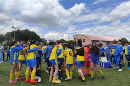 El CD San Esteban de alza con la Copa Diputación femenina de Soria tras imponerse al San José B en los penaltis. ANA HERNANDO