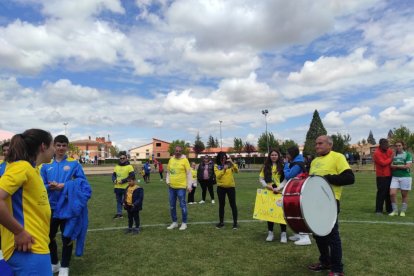 El CD San Esteban de alza con la Copa Diputación femenina de Soria tras imponerse al San José B en los penaltis. ANA HERNANDO