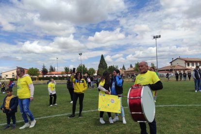 El CD San Esteban de alza con la Copa Diputación femenina de Soria tras imponerse al San José B en los penaltis. ANA HERNANDO