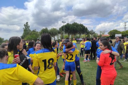 El CD San Esteban de alza con la Copa Diputación femenina de Soria tras imponerse al San José B en los penaltis. ANA HERNANDO