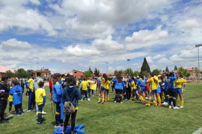 El CD San Esteban de alza con la Copa Diputación femenina de Soria tras imponerse al San José B en los penaltis. ANA HERNANDO
