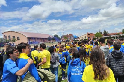 El CD San Esteban de alza con la Copa Diputación femenina de Soria tras imponerse al San José B en los penaltis. ANA HERNANDO