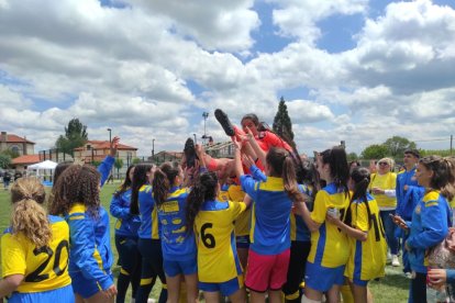 El CD San Esteban de alza con la Copa Diputación femenina de Soria tras imponerse al San José B en los penaltis. ANA HERNANDO